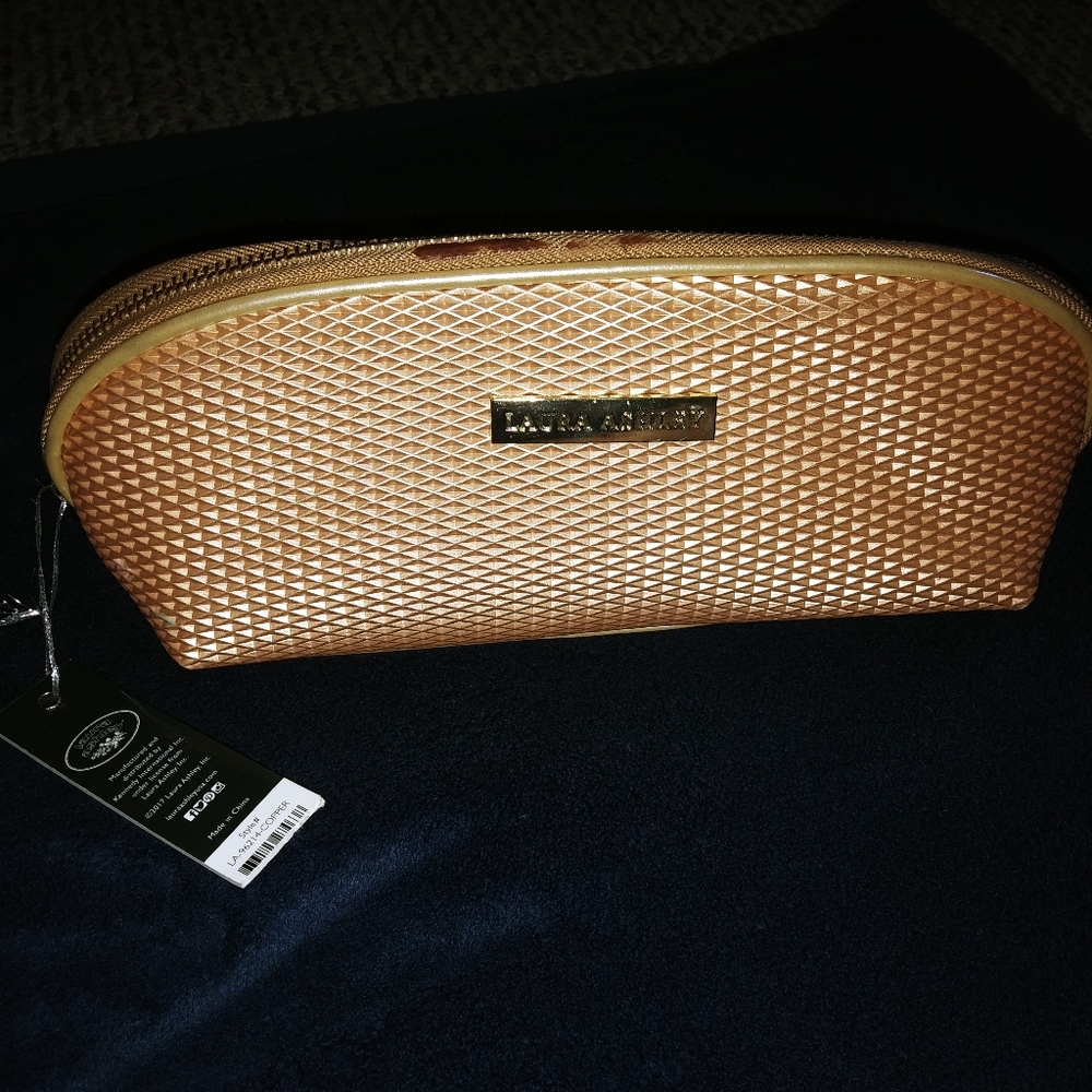 🎉 Laura Ashley clutch.